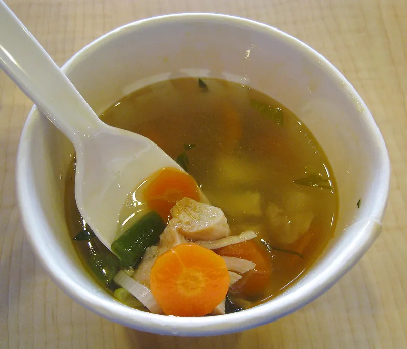 Sop ayam hangat sebagai pilihan menu berkuah